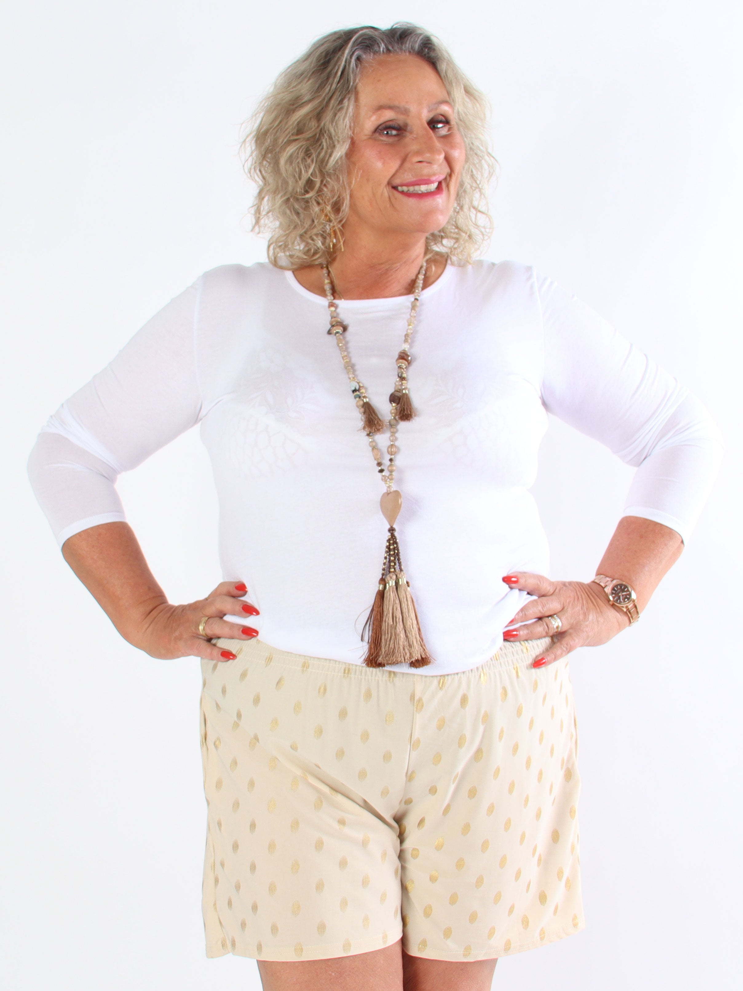 Pams Dot Shorts - Plus size shorts i stretchigt tyg med guldprickar